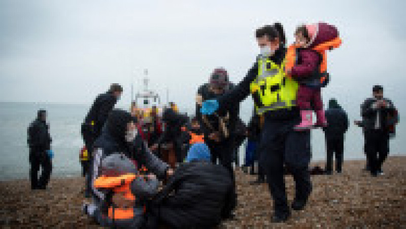 Operațiune de salvare a migranților a căror barcă s-a răsturnat în Canalul Mânecii. Foto: Profimedia | Poza 4 din 9