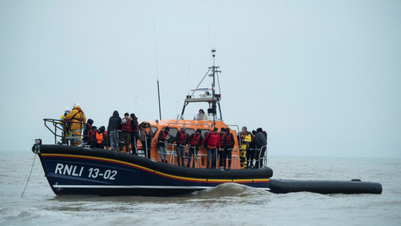 Operațiune de salvare a migranților a căror barcă s-a răsturnat în Canalul Mânecii. Foto: Profimedia