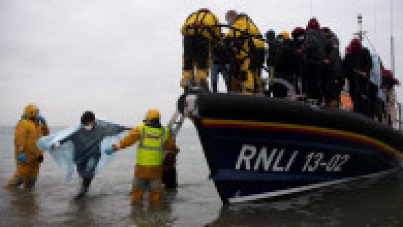 Operațiune de salvare a migranților a căror barcă s-a răsturnat în Canalul Mânecii. Foto: Profimedia | Poza 6 din 9