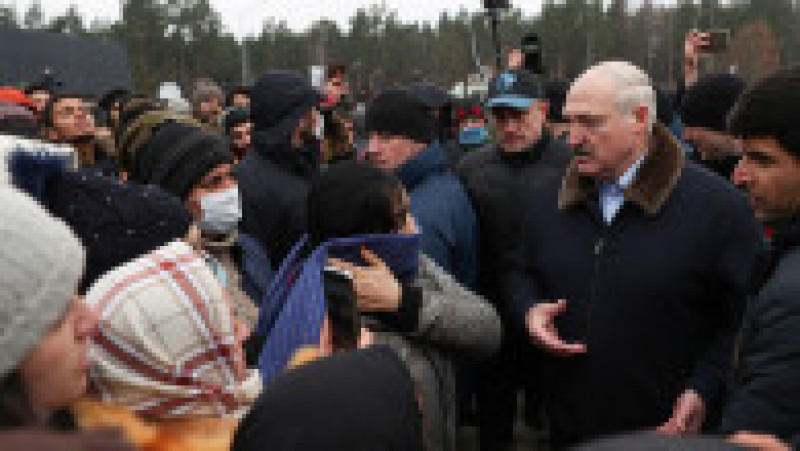Alexander Lukashenko vorbește cu câțiva migranți despre cum se simt la graniță. Sursă foto: Profimedia Images | Poza 8 din 11