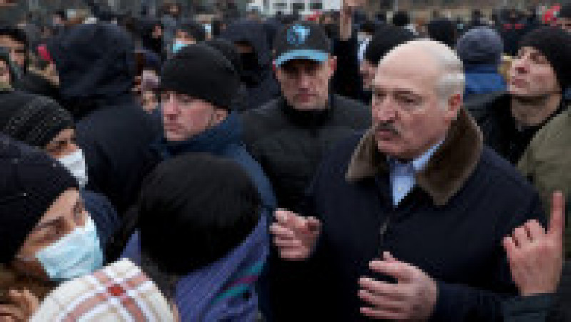 Alexander Lukashenko vorbește cu câțiva migranți despre cum se simt la graniță. Sursă foto: Profimedia Images | Poza 9 din 11