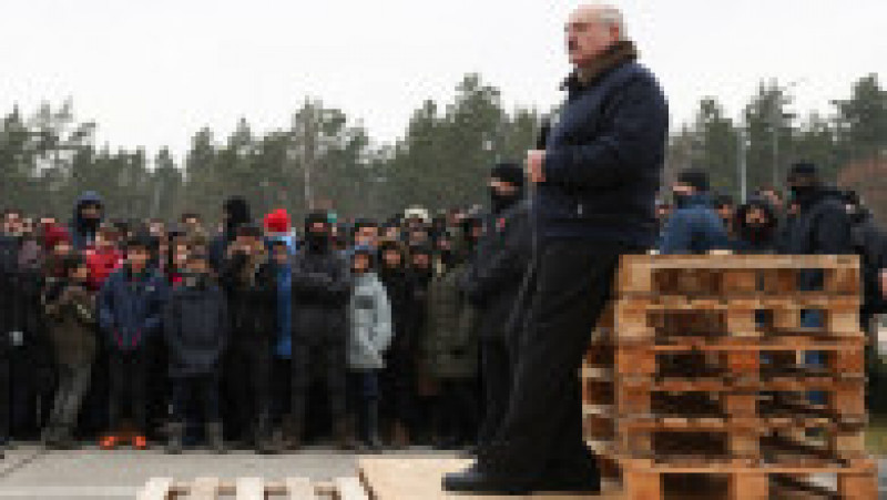 Lukaşenko le vorbește oamenilor, rezemt de o grămadă de paleți. Sursă foto: Profimedia Images | Poza 10 din 11