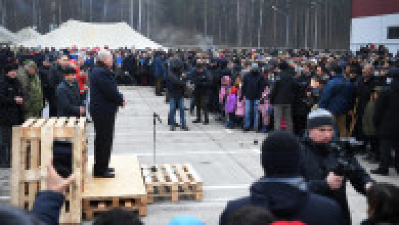 Alexander Lukashenko le vorbește migranților aflați la granița cu UE. Sursă foto. Profimedia Images Profimedia | Poza 4 din 11