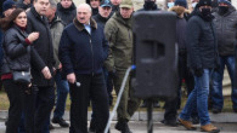 Alexander Lukashenko, sosind în tabăra de migranți, este înconjurat de staff și de mai mulți jurnaliști. Sursă foto: Profimedia Images | Poza 5 din 11