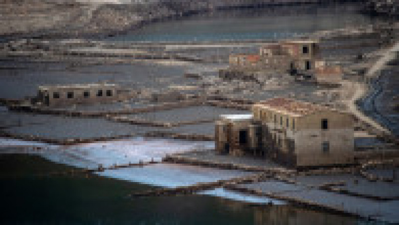 Ruinele satului Aceredo, inundat intenționat în 1992. Imagine din 22 noiembrie 2021. Sursa foto: Profimedia Images | Poza 8 din 21