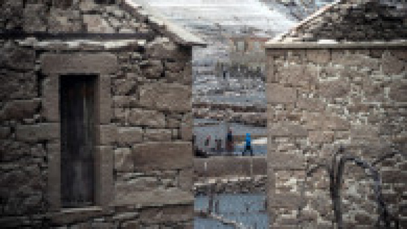 Ruinele satului Aceredo, inundat intenționat în 1992. Imagine din 22 noiembrie 2021. Sursa foto: Profimedia Images | Poza 20 din 21