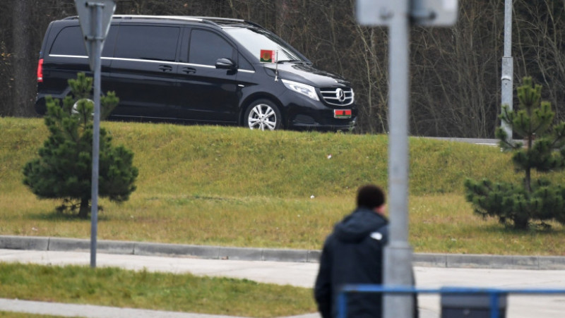 Mașina președintelui din Belarus ajunge la tabăra de migranți. Sursă foto: Profimedia Images