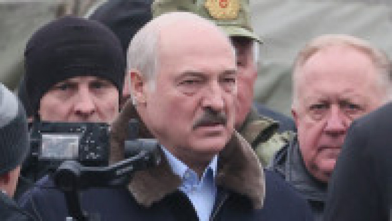 Lukashenko, înconjurat de gărzile de corp și de către câțiva generali. Sursă foto. Profimedia Images | Poza 2 din 11