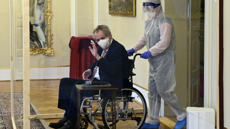 Președintele Cehiei, Milos Zeman, izolat complet în spatele plexiglasului, la depunerea jurământului de către noul premier, Petr Fiala. Foto: Profimedia
