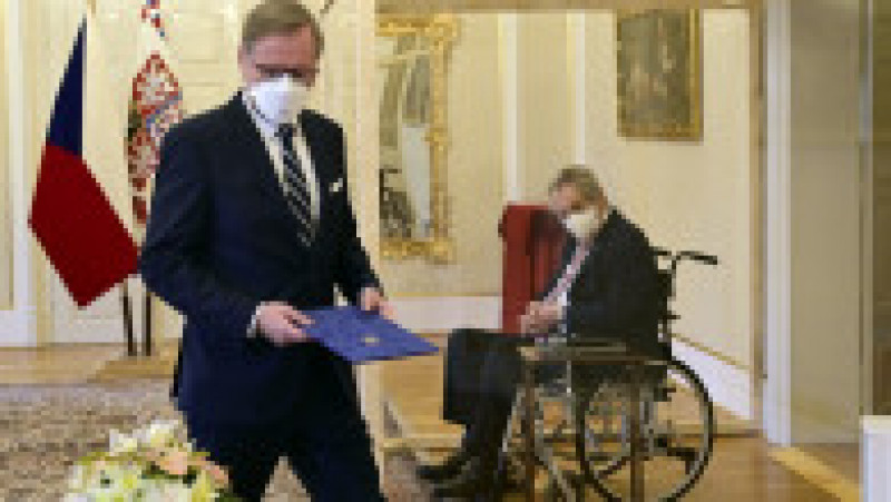 Președintele Cehiei, Milos Zeman, izolat complet în spatele plexiglasului, la depunerea jurământului de către noul premier, Petr Fiala. Foto: Profimedia | Poza 2 din 5