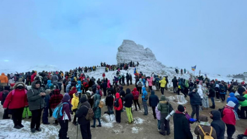 Mii de turiști s-au înghesuit la Sfinx, să vadă dacă apare piramida energetică. FOTO: Salvamont România