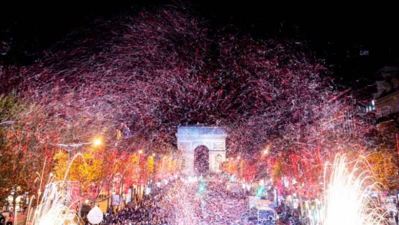 În Paris s-au aprins luminile de Crăciun de pe Champs-Elysees. FOTO: Profimedia Images