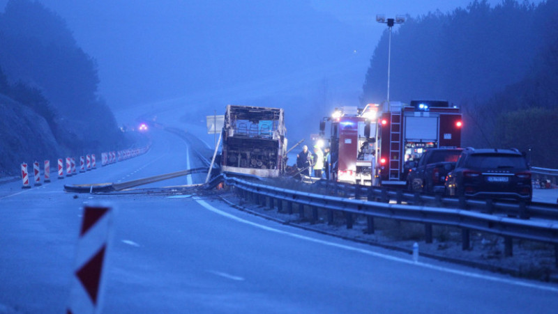 46 de oameni au murit după ce autocarul în care erau a luat foc pe o autostradă, în Bulgaria. FOTO: Profimedia Images