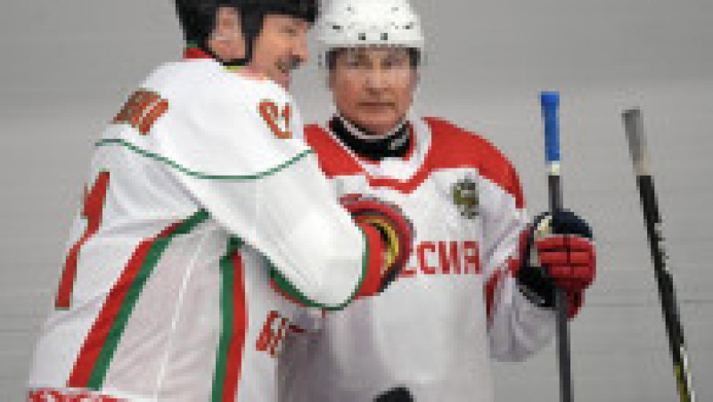 Vladimir Putin și Alexander Lukașenko au făcut echipă într-un meci de hochei pe gheață FOTO: Profimedia Images | Poza 10 din 13