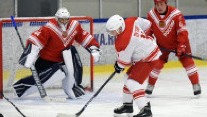 Vladimir Putin și Alexander Lukașenko au făcut echipă într-un meci de hochei pe gheață FOTO: Profimedia Images | Poza 6 din 13