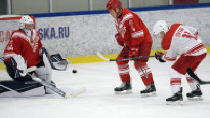 Vladimir Putin și Alexander Lukașenko au făcut echipă într-un meci de hochei pe gheață FOTO: Profimedia Images | Poza 5 din 13