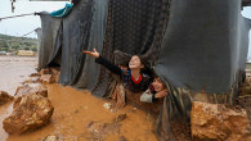 Copii dintr-o tabără de refugiați în Idlib, în nordul Siriei Foto: Profimedia Images | Poza 71 din 81