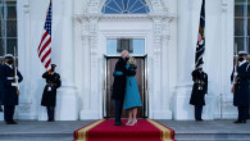 Joe Biden își îmbrățișează soția înainte de a intra în Casa Albă, pentru a-și începe mandatul de președinte Foto: Profimedia Images | Poza 18 din 81