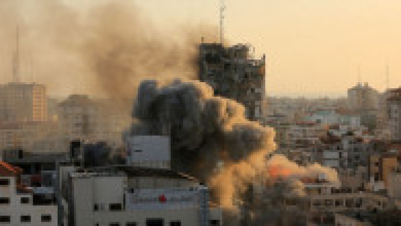 Turnul Al-Sharouk din Gaza se prăbușește, după ce a fost lovit de o rachetă israeliană Foto: Profimedia Images | Poza 79 din 81