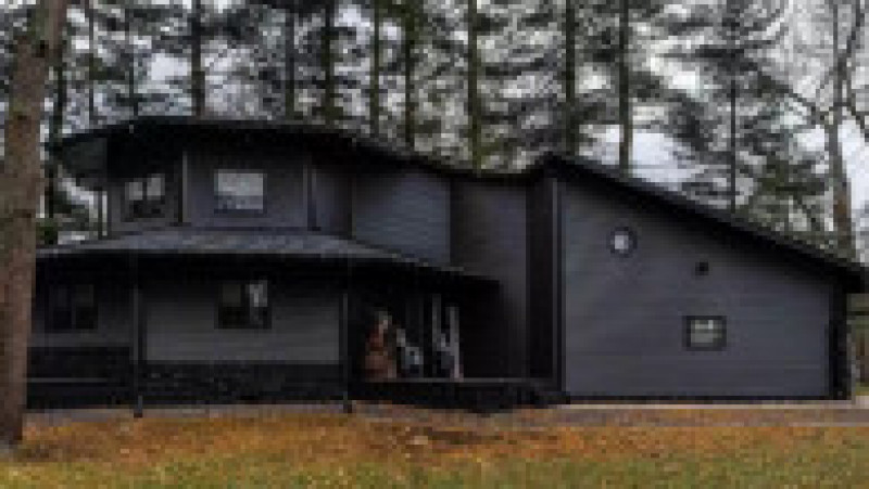 Casa amenajată complet în negru la interior și exterior FOTO: Realtor.com | Poza 3 din 18