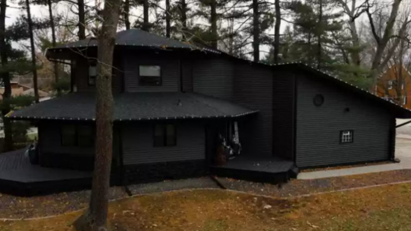 Casa amenajată complet în negru la interior și exterior FOTO: Realtor.com