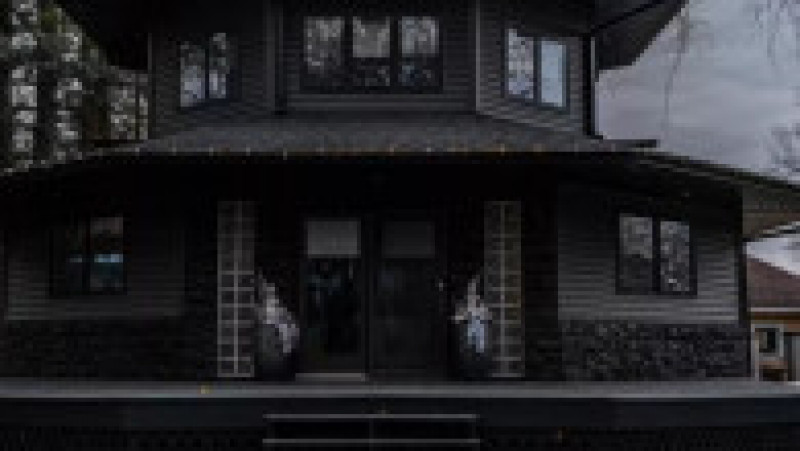 Casa amenajată complet în negru la interior și exterior FOTO: Realtor.com | Poza 4 din 18