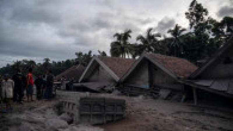 Cel puțin 13 persoane au murit și 57 au fost rănite după erupția vulcanului Semeru de pe insula indoneziană Java. Foto: Profimedia | Poza 7 din 13