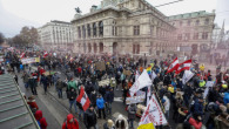 Peste 40.000 de oameni s-au strâns sâmbătă pe străzile capitalei Viena pentru a-și manifesta nemulțumirile. Foto: Profimedia Images | Poza 3 din 9
