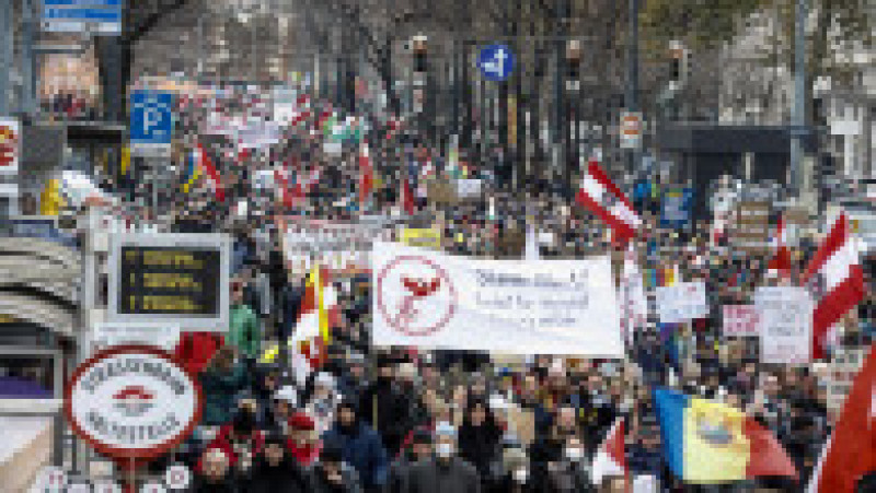 Peste 40.000 de oameni s-au strâns sâmbătă pe străzile capitalei Viena pentru a-și manifesta nemulțumirile. Foto: Profimedia Images | Poza 4 din 9
