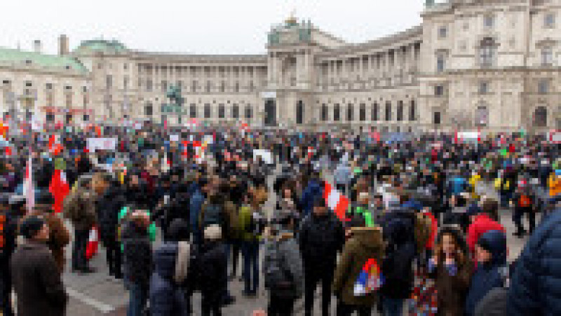 Peste 40.000 de oameni s-au strâns sâmbătă pe străzile capitalei Viena pentru a-și manifesta nemulțumirile. Foto: Profimedia Images | Poza 2 din 9
