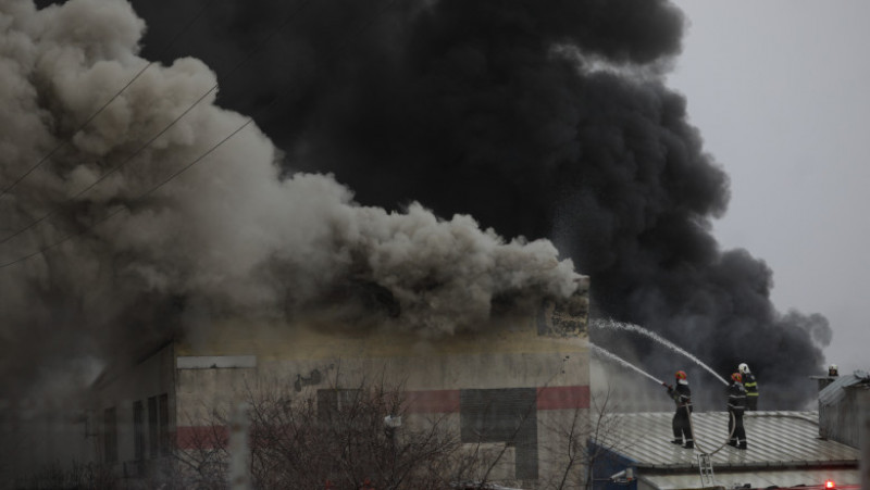 Incendiu la un depozit de materiale reciclabile din Popești-Leordeni Foto: Inquam Photos / George Călin