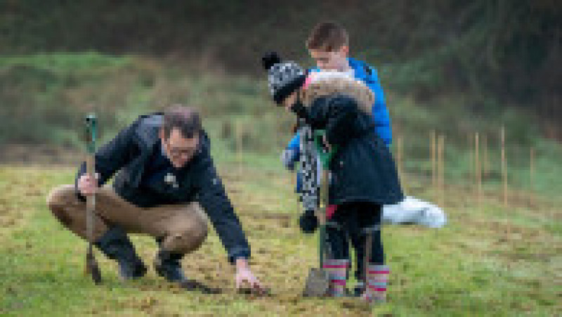 Ministrul adjunct pentru schimbări climatice, Lee Waters, din Țara Galilor plantează stejari alături de doi copii în sudul Țării Galilor. Sursă foto: Lee Waters MS/twitter | Poza 12 din 12