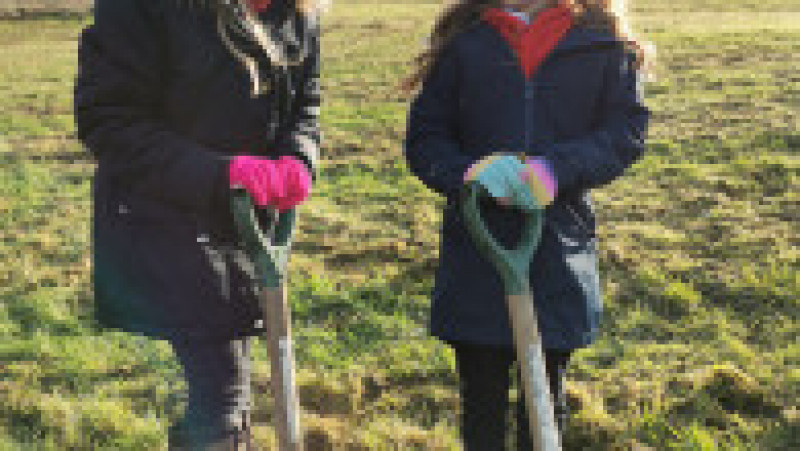 Două fete plantează arbori pentru viitor în sudul Țării Galilor. Sursă foto: Woodland Trust Cymru/twitter | Poza 7 din 12