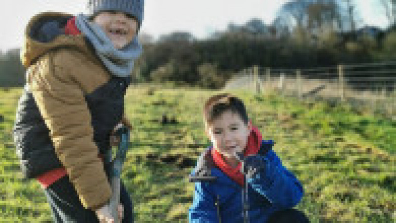 Doi copii participă la acțiunea de împădurire organizată de către Coed Cadw, filiala din Ţara Galilor a Woodland Trust. Sursă foto: Woodland Trust Cymru/twitter | Poza 5 din 12