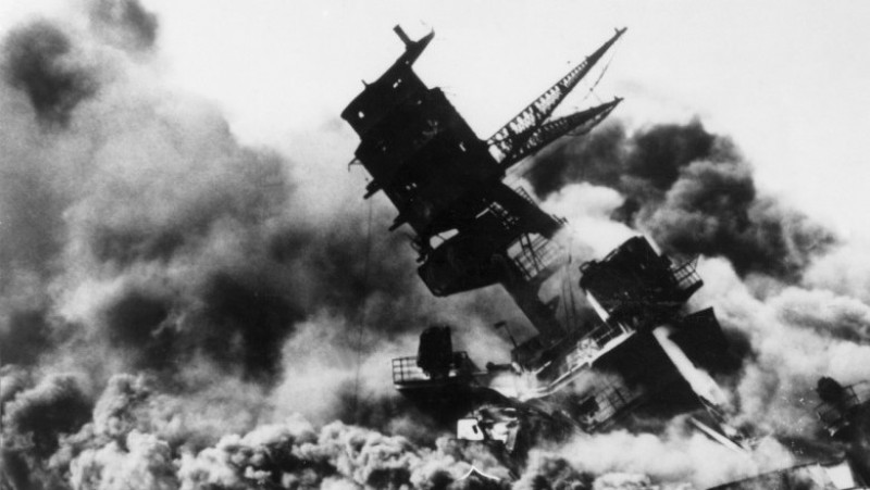 Nava USS Arizona distrusă de aviația japoneză, 7 decembrie 1941. Sursa foto: Profimedia Images