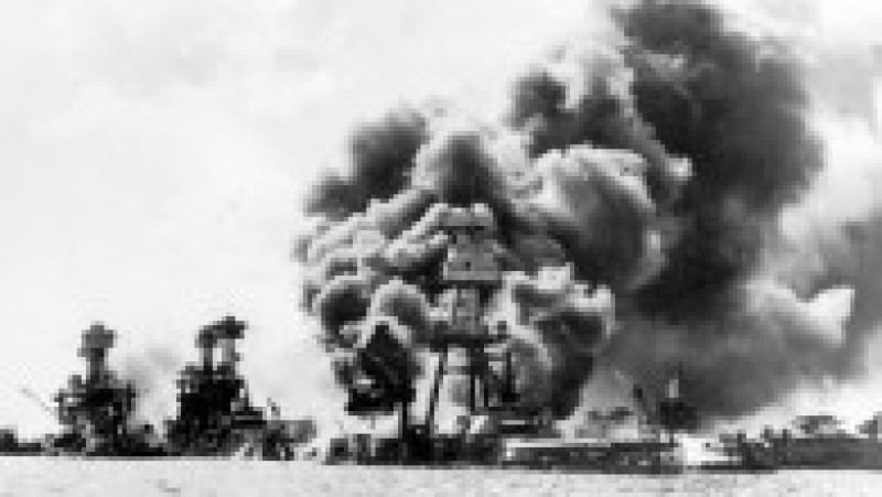 Atacul de la Pearl Harbour, 7 decembrie 1941. În urma atacului, 4 cuirasate au fost scufundate și alte 4 avariate. Japonezii au mai distrus 3 crucișătoare, 3 distrugătoare, 1 puitor de mine și 188 de avioane. Peste 2.400 de oameni au fost uciși și 1.282 răniți. Sursa foto: Profimedia Images | Poza 2 din 28