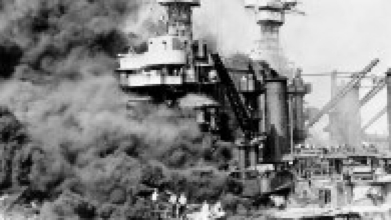 Atacul de la Pearl Harbour, 7 decembrie 1941. În urma atacului, 4 cuirasate au fost scufundate și alte 4 avariate. Japonezii au mai distrus 3 crucișătoare, 3 distrugătoare, 1 puitor de mine și 188 de avioane. Peste 2.400 de oameni au fost uciși și 1.282 răniți. Sursa foto: Profimedia Images | Poza 3 din 28