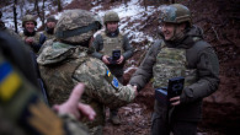 Volodimir Zelenski a vizitat trupele ucrainene din Donbas. Foto: President.gov.ua | Poza 7 din 10