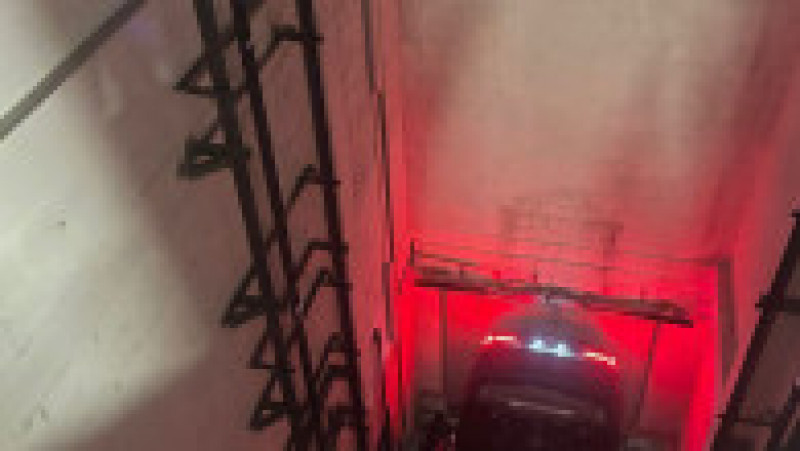 Mașină căzută în puțul unui lift din Spania FOTO: Serviciul de pompieri Santander | Poza 4 din 4