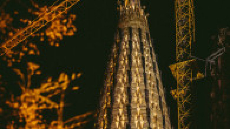 Al nouălea și cel mai înalt turn al bazilicii Sagrada Familia, luminat pentru prima dată. FOTO: Profimedia Images | Poza 4 din 9