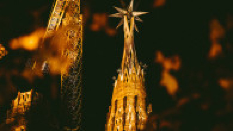 Al nouălea și cel mai înalt turn al bazilicii Sagrada Familia, luminat pentru prima dată. FOTO: Profimedia Images | Poza 6 din 9