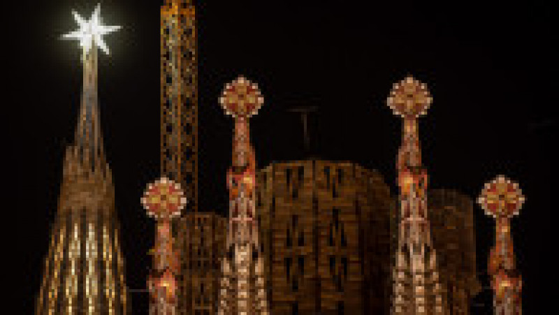 Al nouălea și cel mai înalt turn al bazilicii Sagrada Familia, luminat pentru prima dată. FOTO: Profimedia Images | Poza 9 din 9