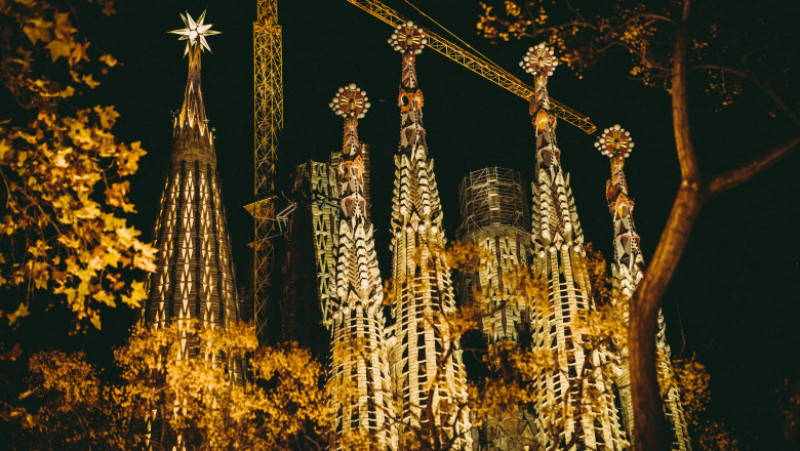 Al nouălea și cel mai înalt turn al bazilicii Sagrada Familia, luminat pentru prima dată. FOTO: Profimedia Images