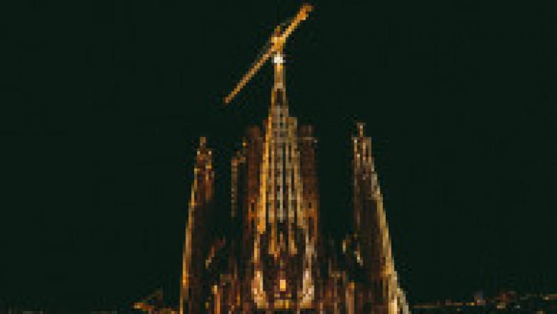 Al nouălea și cel mai înalt turn al bazilicii Sagrada Familia, luminat pentru prima dată. FOTO: Profimedia Images | Poza 2 din 9
