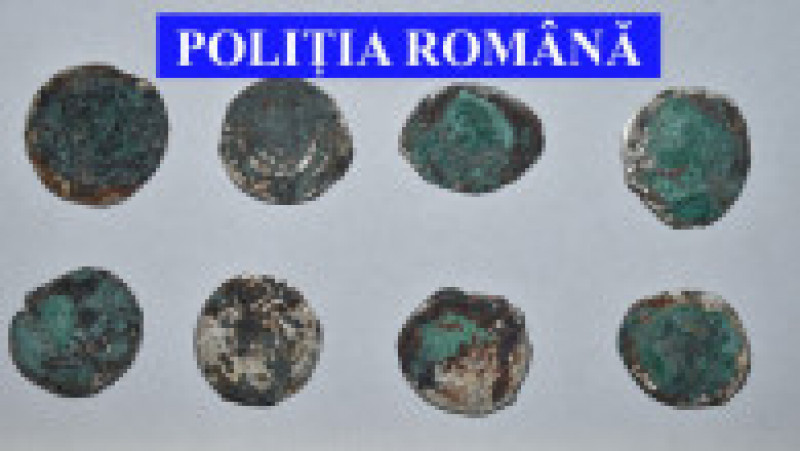 Monede medievale furate de la un sit arheologic din Iași. Foto: Poliția Română | Poza 1 din 4