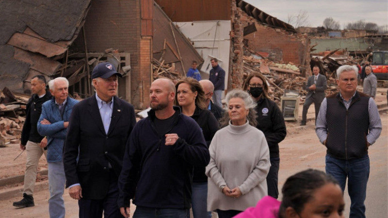 Joe Biden i-a vizitat pe sinistraţii din Kentucky. Foto: Profimedia Images