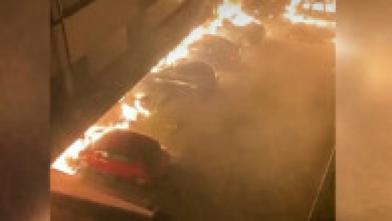 Incendiu uriaș la un bloc din Constanța. Focul a izbucnit în parcare. FOTO: Captură Digi24 | Poza 12 din 12