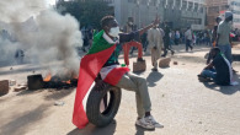 Protestatarii au blocat străzi și au incendiat cauciucuri și alte obiecte. Foto: Profimedia Images | Poza 9 din 11