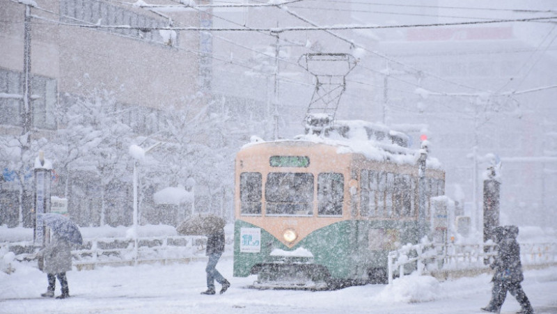 Traficul a fost perturbat din cauza căderilor masive de zăpadă, în mai multe zone din Japonia. Foto: Profimedia Images