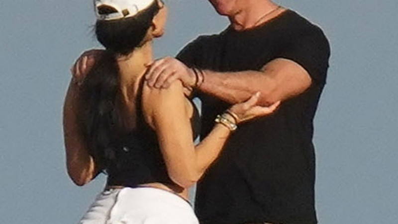 Miliardarul Jeff Bezos și iubita sa, prezentatoarea TV Lauren Sanchez. FOTO: Profimedia Images